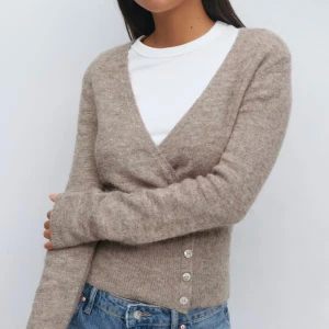 Beige omlottkofta med knappar - Snygg tröja som jag endast använt tre gånger då den inte kommer till användning 💕