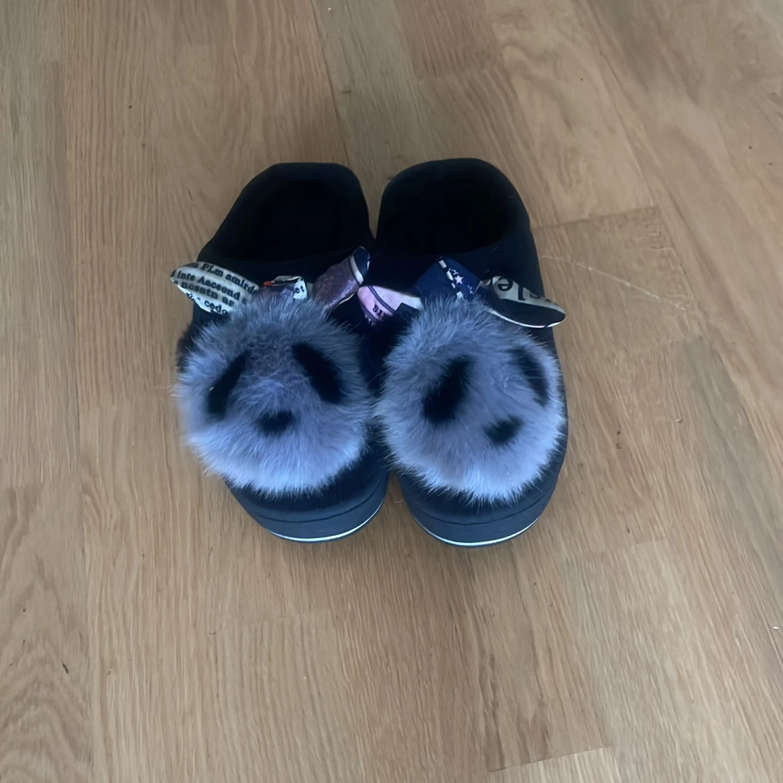 Svarta sneakers med fluffiga detaljer