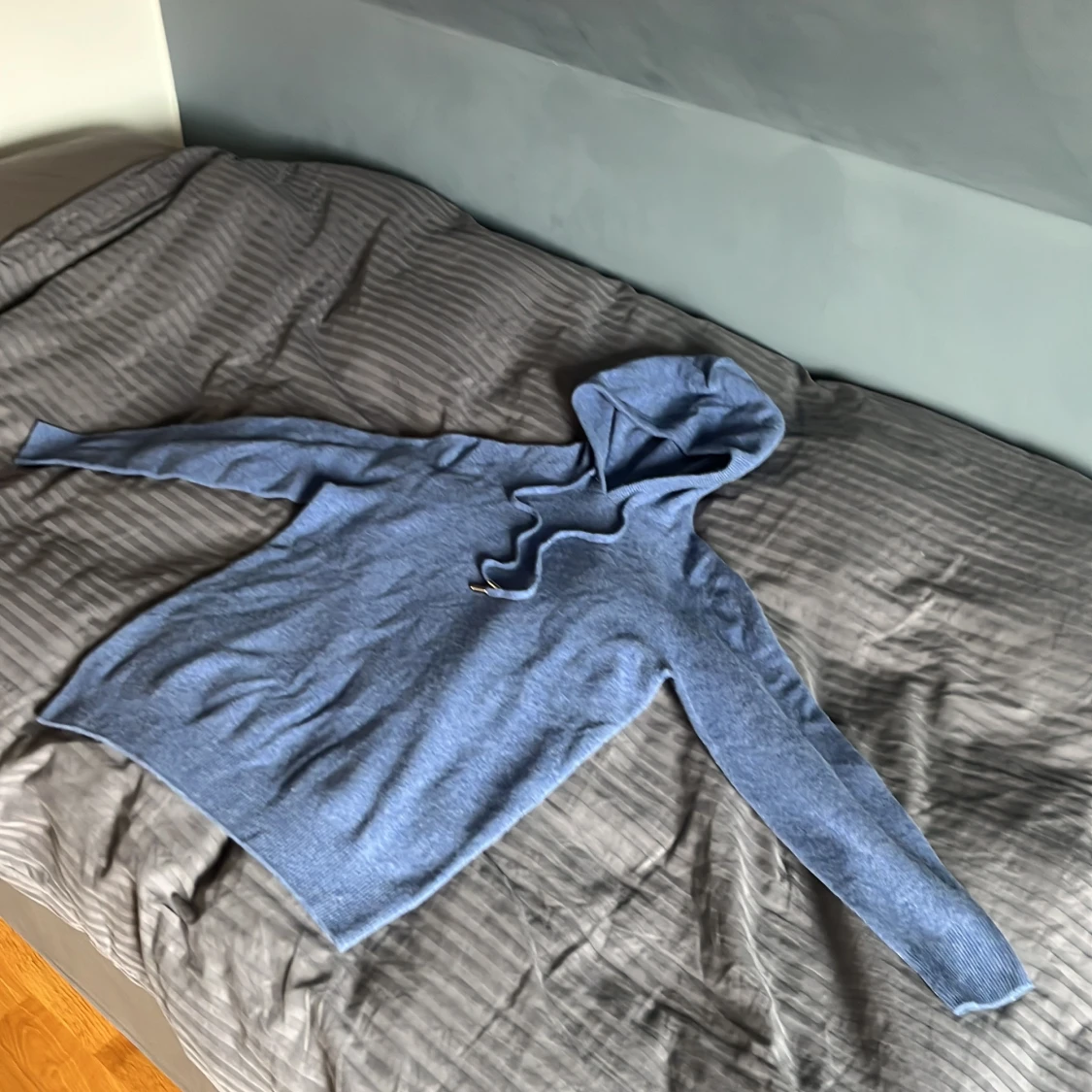 Blå stickad hoodie med huva - 1