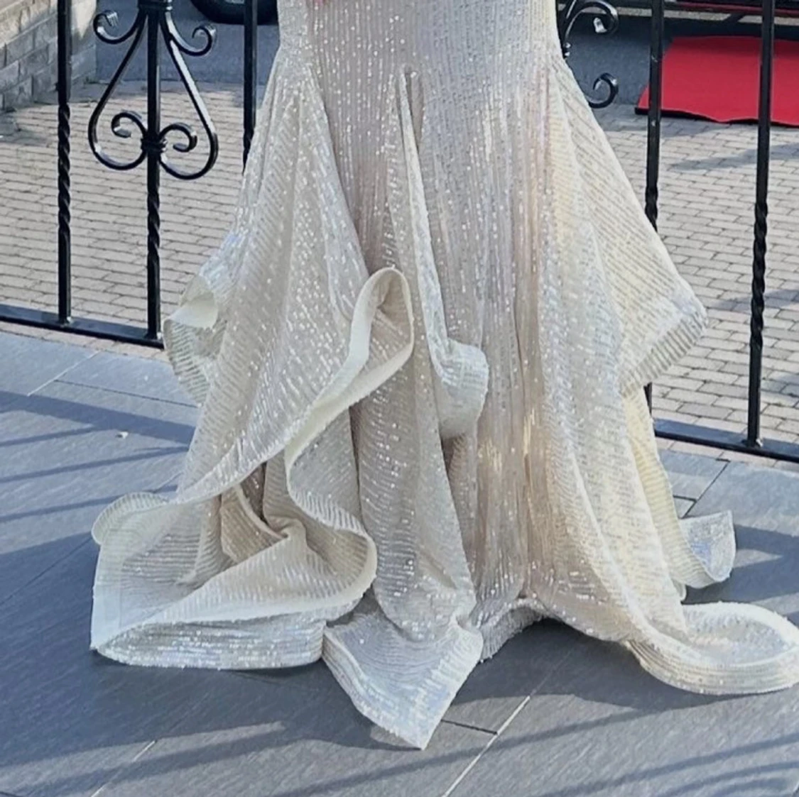 Champagnefärgad glittrig långklänning - 1