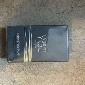 Emporio Armani Stronger With You - Stronger With You Freeze från Emporio Armani, 50 ml. Snygg och modern parfym i originalförpackning, perfekt för dig som vill ha något exklusivt och trendigt i din samling.