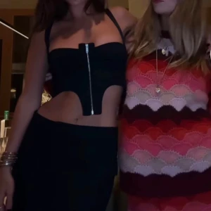 Svart SNYGG korsett/topp  - Storlek S.   Köpt på Plick för några år sedan, använt cirka 2 gånger så i nyskick!! 😍  Lappen är avklippt så osäker & kan inte garantera märke men tror märket är Dion Lee då jag köpte den för cirka 1000 kr ❤️‍🔥