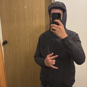 Philip plein windbreaker - Säljer nu min äkta Philip plein windbreaker som är köpt på miinto för 9500 det är storlek S. Priset är 2500 och är ej hugget i sten