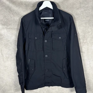 J.Lindeberg Jacka | M - J.Lindeberg field jacket | Bra skick | Storlek M | Modellen är 185 och väger 65kg | INGA BYTEN | Fraktar spårbart eller möts upp i Täby 