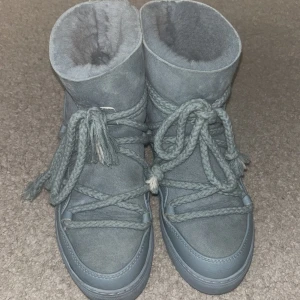 Blåa INUIKII moon boots med snörning  - Säljer mina ljus blåa Inuikii skor!! Har tyvärr inte kommit till använd så många gånger och väljer att sälja dem!! Dm om ska köpas! 