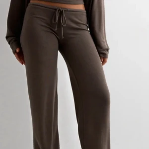 Nelly mjukisbyxor - Säljer dessa bruna mjukisbyxor från Nelly! De är lite noppriga på vissa ställen (se bild), annars är de i bra skick❣️