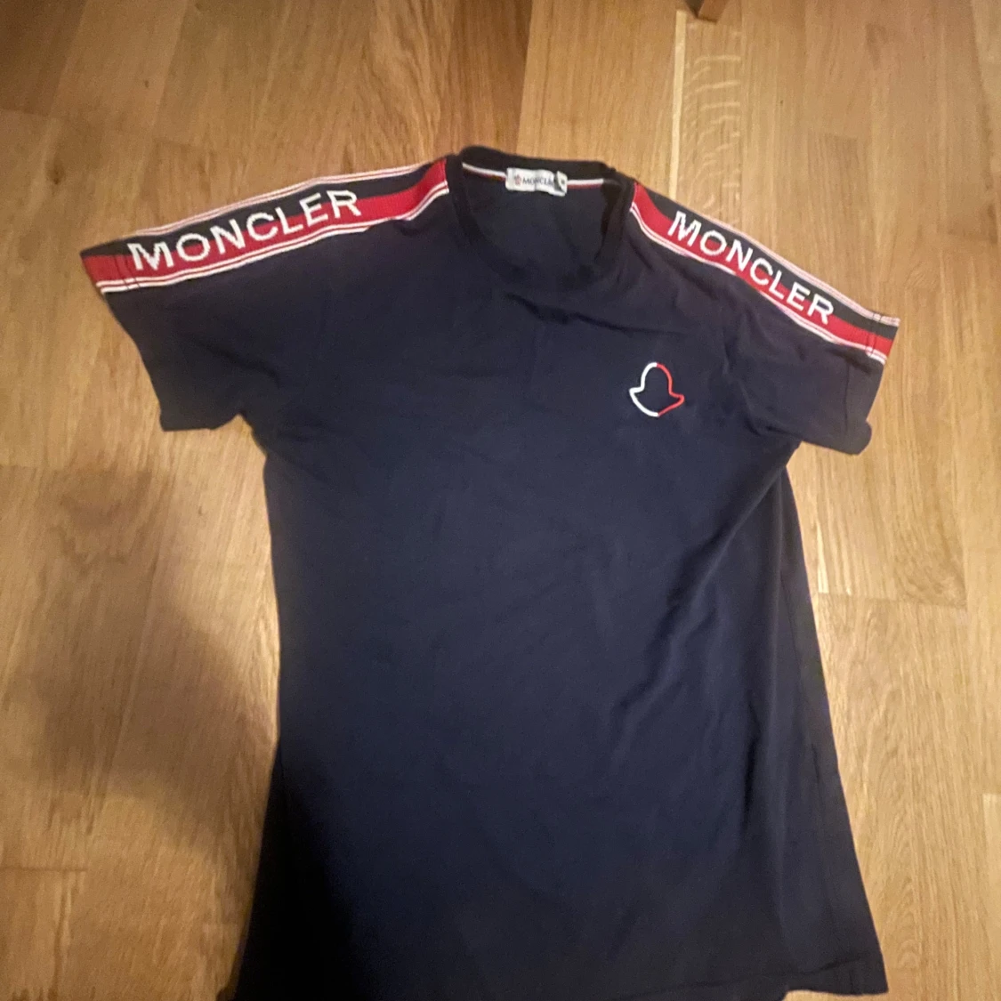 Mörkblå Moncler t-shirt med logga