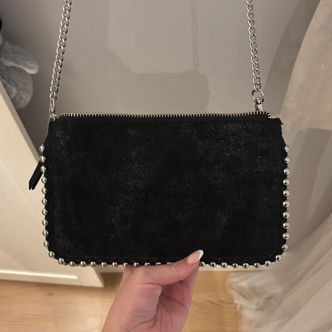 Svart axelväska med silverkedja