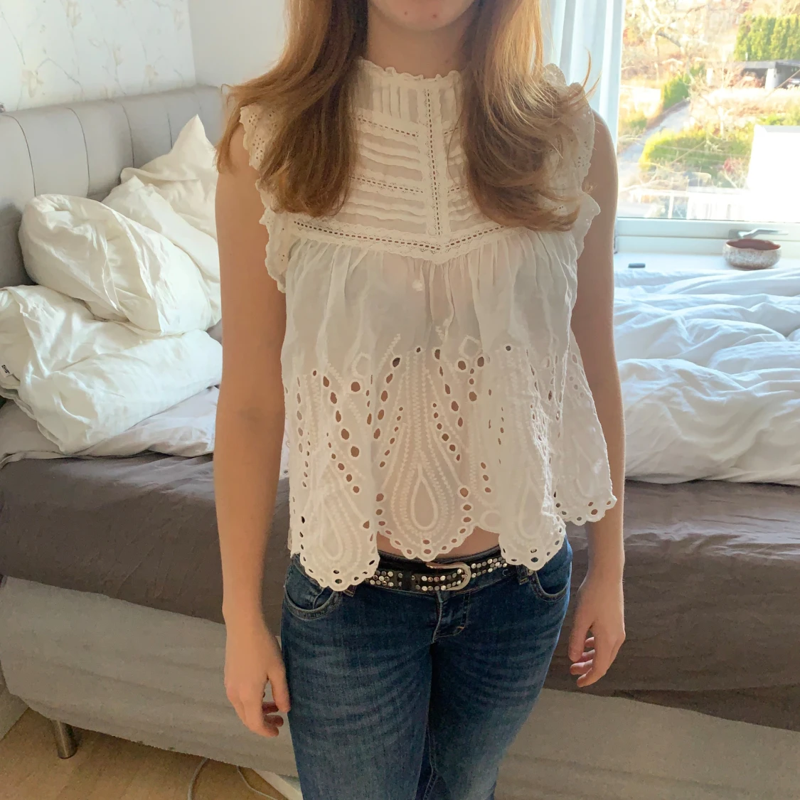 Vit broderad blus med spetsdetaljer - 3