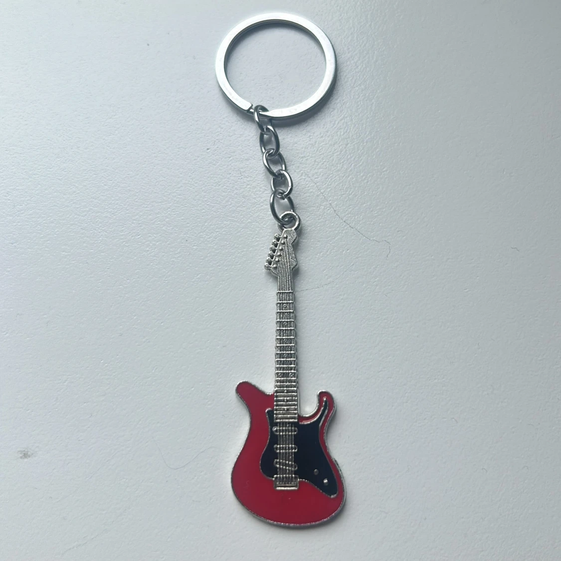Nyckelring med röd elgitarr