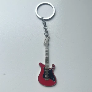 Nyckelring med röd elgitarr - Cool nyckelring med en elgitarr! Helt ny. Är öppen för prisförslag!🫶