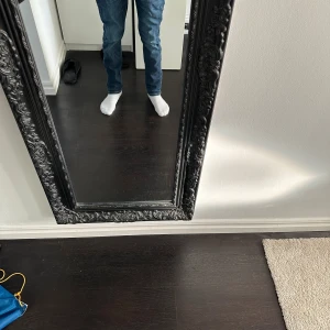 Mörk blå jeans från Polo Ralph Lauren - Snygga blå jeans från Polo Ralph Lauren med klassisk femficksdesign och raka ben. Jeansen har en normal passform och är tillverkade i slitstarkt bomullsmaterial. Perfekt för dig som gillar stilrena och tidlösa jeans med cool vintage-vibe. Storlek 12a