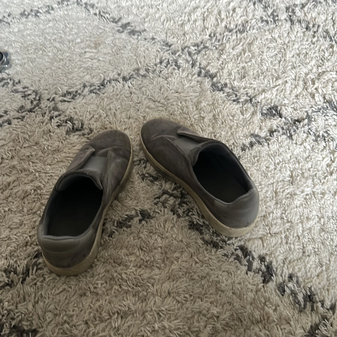 Grå slip-on sneakers från Axel Arigato - 1