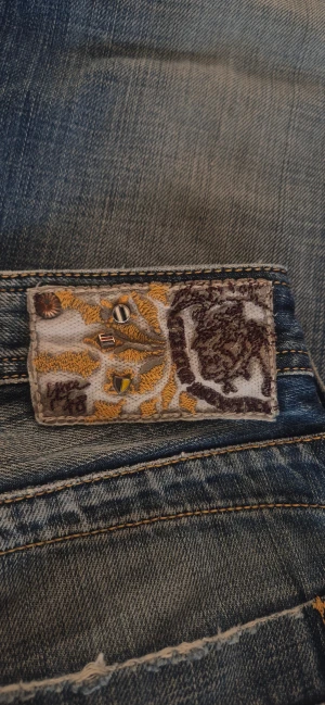 Diesel timmen jeans straight/bootcut - This is a pair of vintage Diesel Timmen jeans, a slim-straight fit produced in the early 2000s and long discontinued. What makes this pair truly special is the unique embroidered back patch with metallic details, released only in limited runs. Unlike the standard leather Diesel patches, these collector’s editions are much harder to find today and are highly sought after. A rare chance to own an authentic piece of Diesel’s experimental era in denim design. Used maybe a few times ,   size 32 / 32