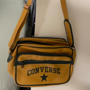 Converse väska  - Säljer min mammas gamla, converse väska. Jättecool och äkta såklart!💕💕har tappat en dragkedja grej, se andra bild, men inget som egentligen syns eller spelar roll