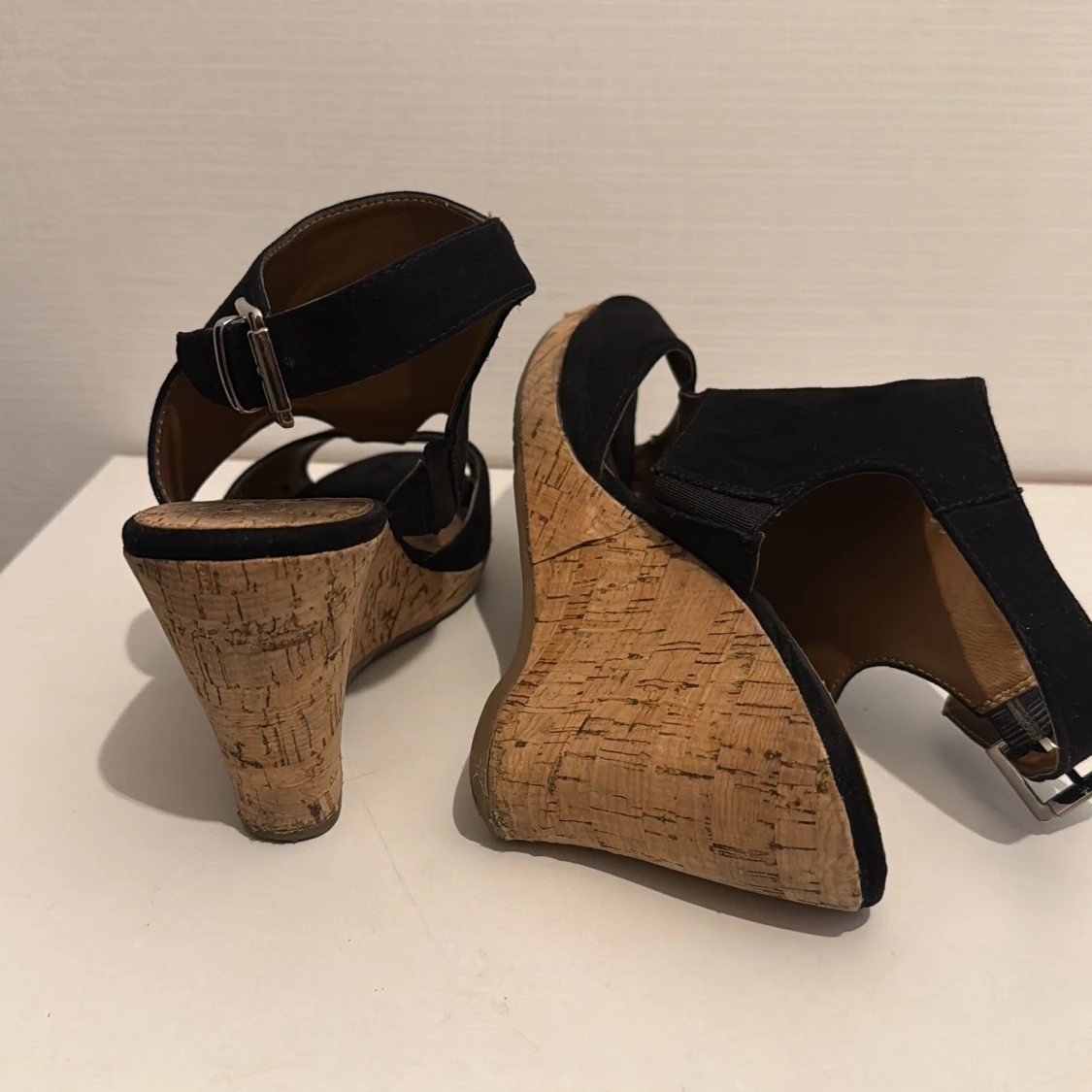 Svarta kilklackade sandaler med spänne - 4