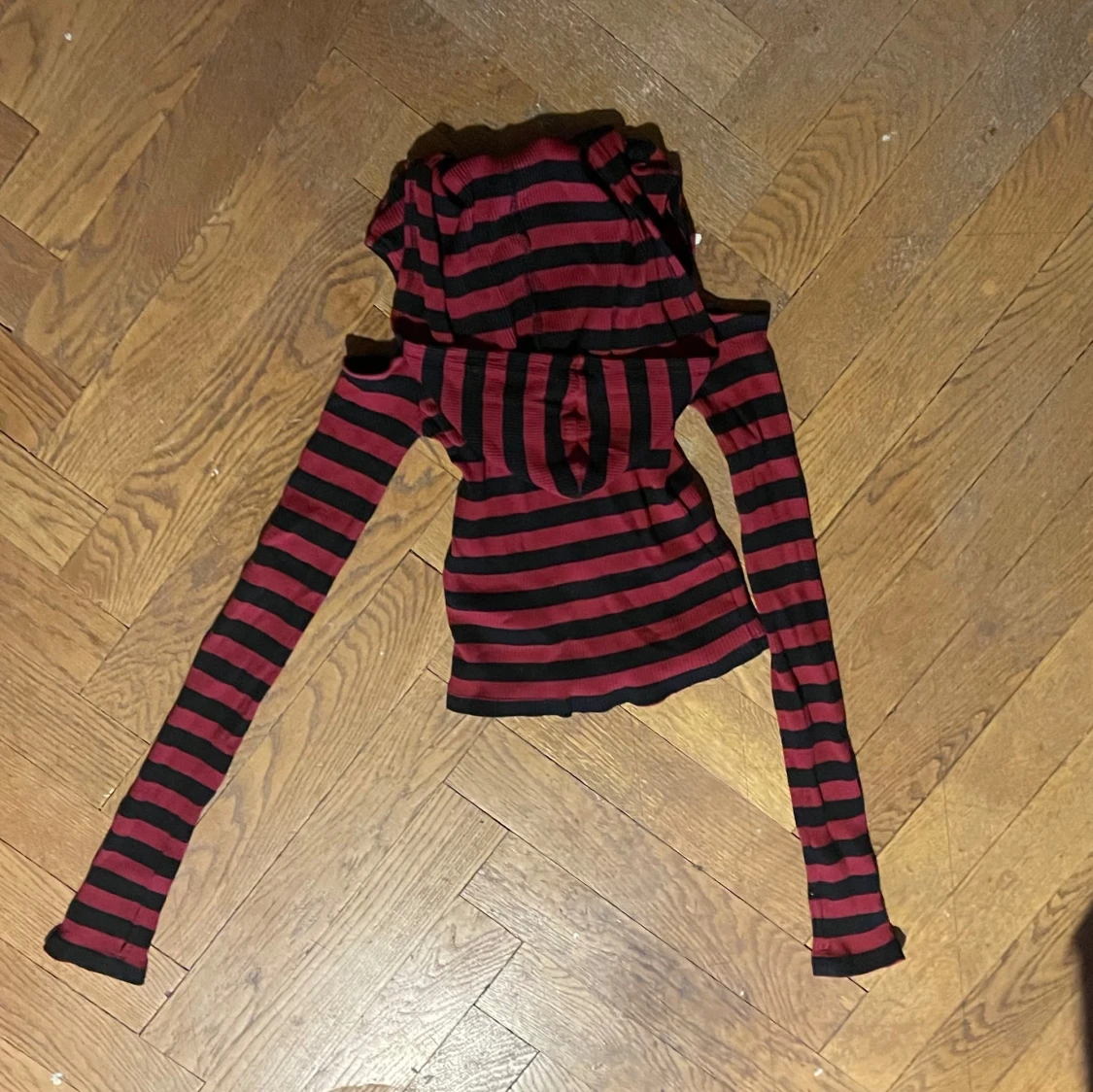 Röd o svart randig hoodie ish - 1