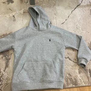 Ralph lauren hoodie  - Ralph Lauren hoodie i grå helt ny o använd kommer med tag och påse