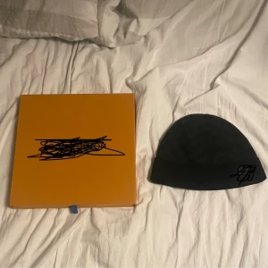 Svart rutig H&M mössa - H&M mössa