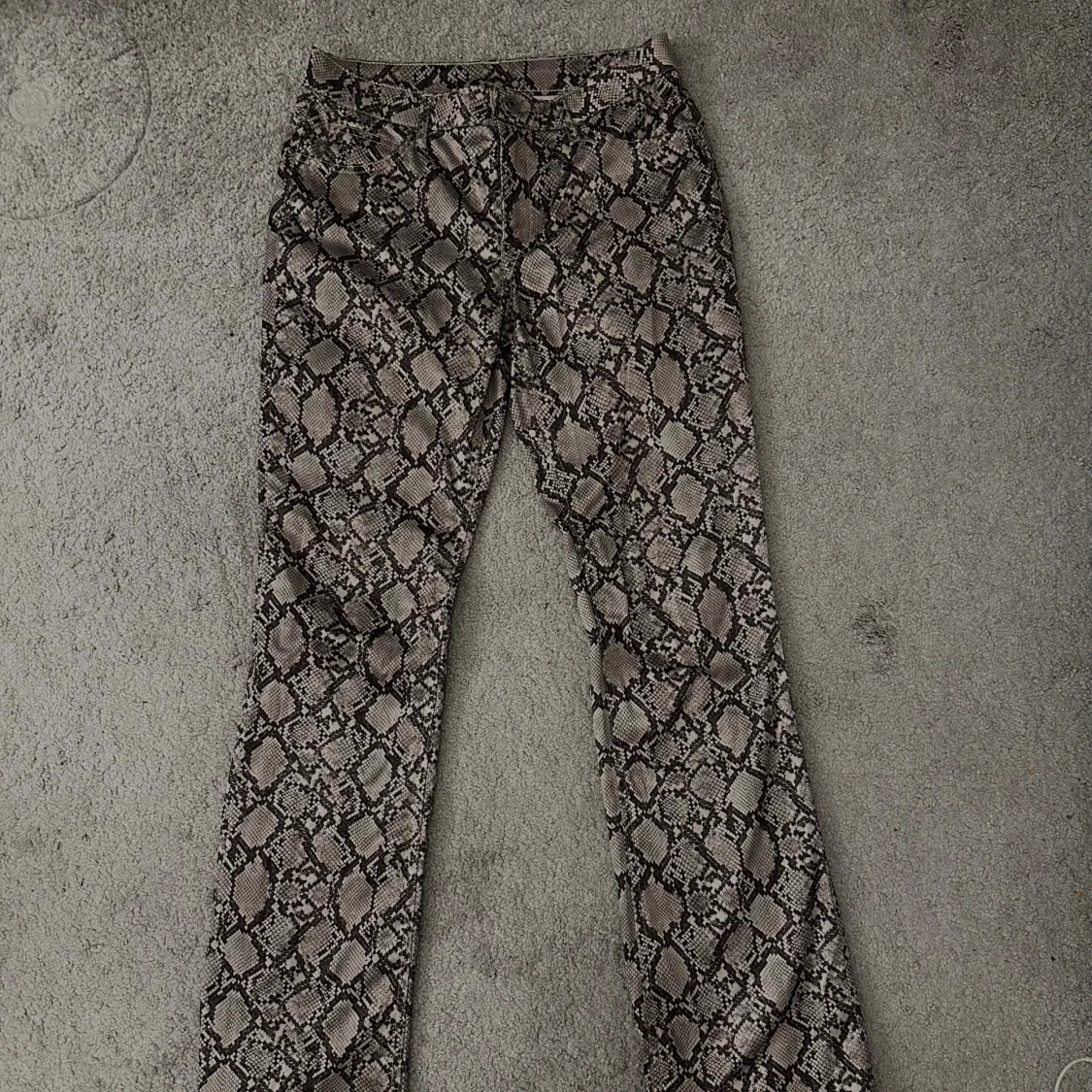 Grå ormmönstrade bootcut byxor - 1