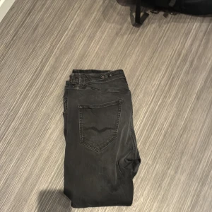  Replay jeans  -  Svarta Repair jeans för en Clean-outfit Fint skick