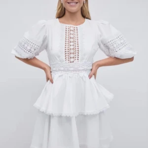 Vit spetsklänning från Gina Tricot - Superfin vit kortklänning från Gina Tricot. Perfekt till student, har vabligtvis 38 men fick gå upp till 40