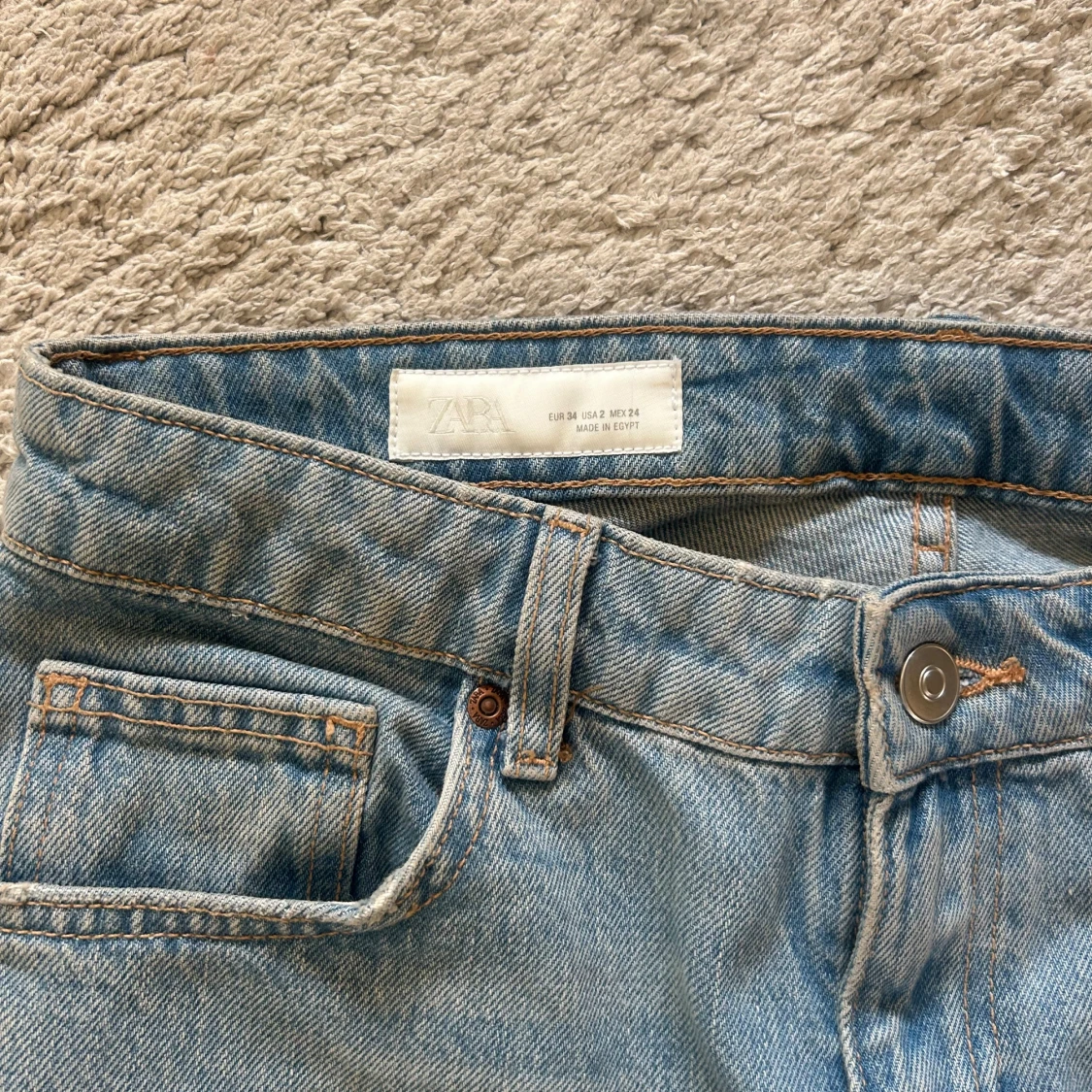 Ljusblå raka jeans från Zara - 2