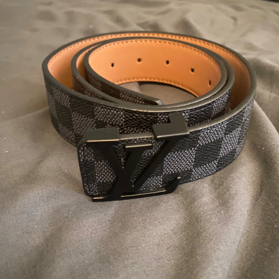 L V rutig skinnbälte