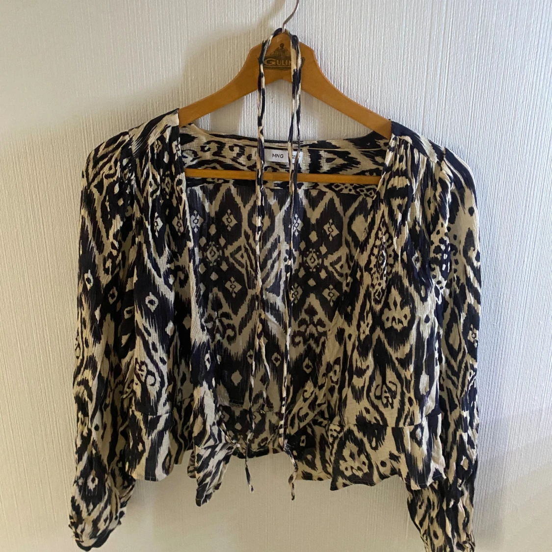 Mönstrad blus från MNG, strl M