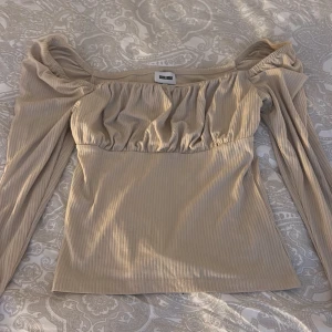 Beige topp - En lite finare beige topp från bubbelroom i storlek S