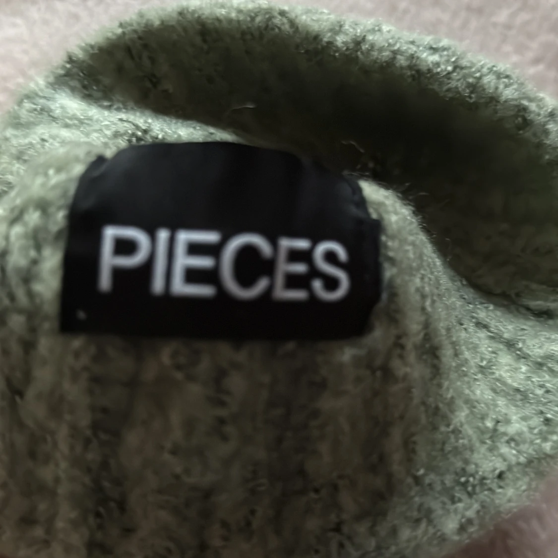 Grön ribbad mössa från Pieces - 1