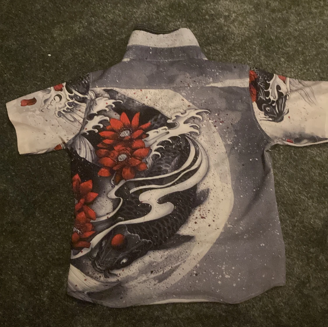 Kortärmad skjorta med koi och blommor - 1