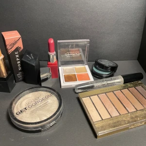 Sminkpaket med paletter och läppstift - Säljer ett sminkpaket med Morphe nude läppstift, rött läppstift från Clinique, Technic highlighter, highlighter palett med nude och bruna toner, fyrkantig ögonskuggspalett med orange och guld, turkos singelskugga och genomskinlig mascara från Technic. Går att sälja styck med, skriv om du är intresserad. 