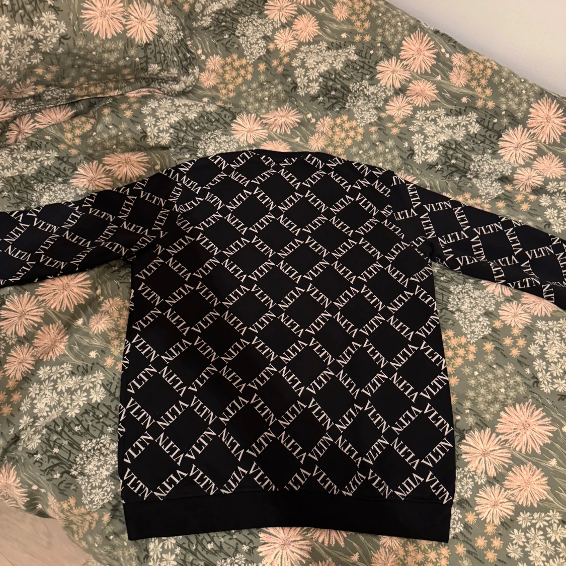 Svart tröja med mönster från Valentino - 2
