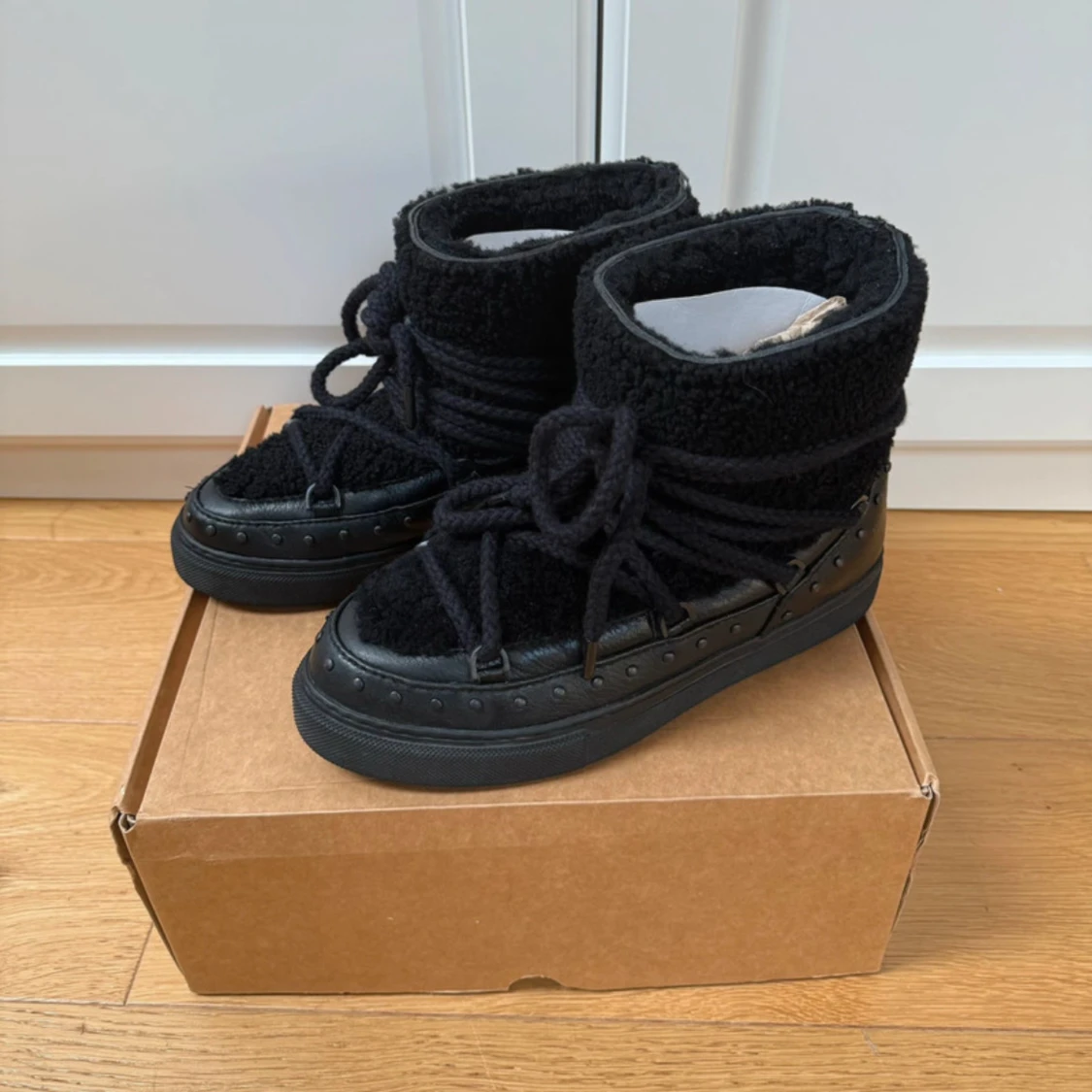 Svarta Inuikii boots med snörning