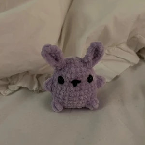Virkad kanin 🐰  - Handgjord gosedjurs kanin! 🐰💜                               Ca 8x8 cm.                                                                         Säljer en likadan fast vit också och kan absolut göra i andra färger eller en större/mindre.                  Tar gärna emot andra beställningar också, det är bara att skriva! 