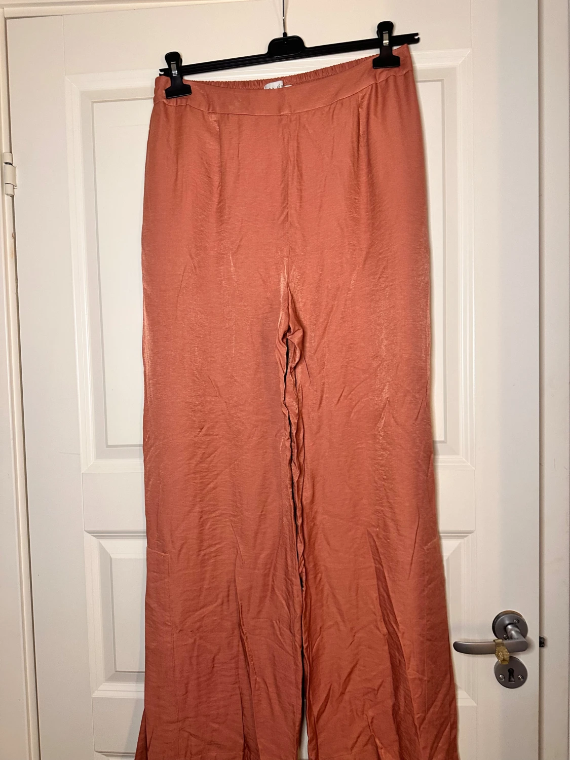 Rosa wide byxor från NA-KD Reborn