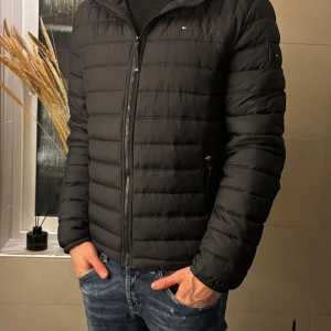 Tommy Hilfiger jacka - Tja, säljer en svart jacka från Tommy Hilfiger! Perfekt nu för höst och vinter. Storlek M och modellen är 185cm. Nypris ~ 2800kr, Mitt pris - 899kr!