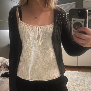 Kofta - Superfinn grå kofta med detaljer på axlarna. Vissa har lossnat men inte alls något man tänker på!🦢