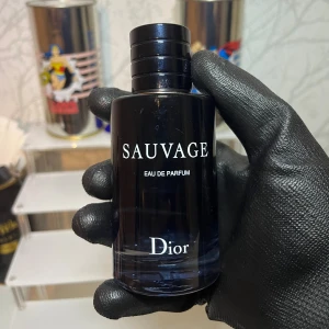 Dior Sauvage Eau de Parfum 10ml - Stilren och populär parfym från Dior. Sauvage Eau de Parfum ger ett modernt intryck och är ett självklart val för dig som vill sticka ut. Perfekt för dig som gillar exklusiva dofter med attityd. 10ml!!!