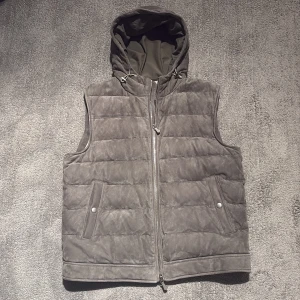 Eleventy Milano väst  - Säljer denna riktigt snygga mockaväst från ELEVENTY MILANO. Västen är oanvänd och är alltså i nyskick. Köpt i butik i Milano. Nypris på denna är 16 000kr, säljs för endast 6999kr. Obs, västen är grön.