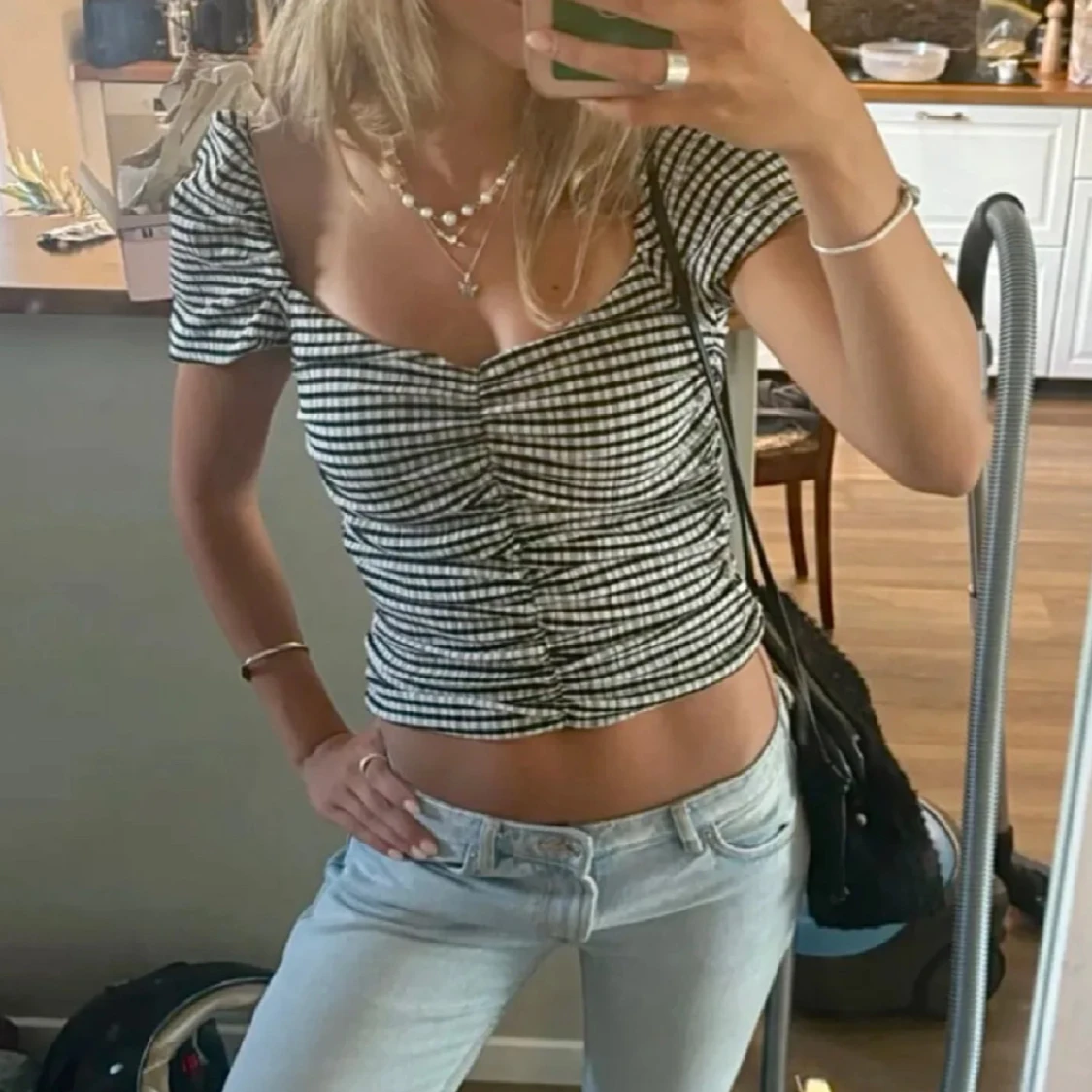 Svartvit rutig croppad blus med puffärm - 1