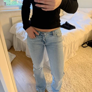 Bikbok jeans - Säljer ett par ljusblå flare jeans med låg midja. Aldrig använda, storlek 26/32.
