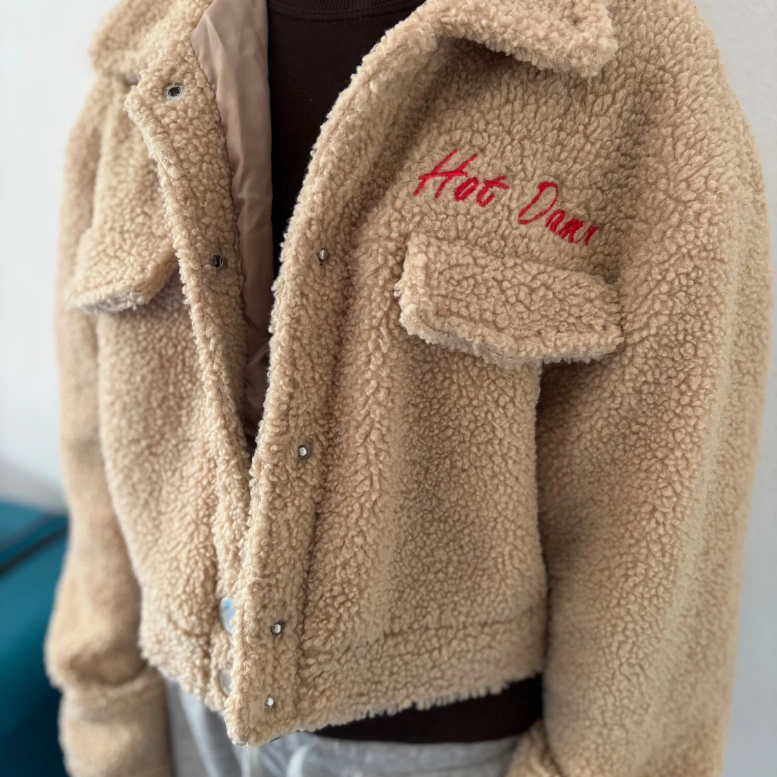 Beige teddyjacka med broderi - 2