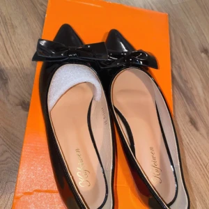 Svarta ballerinaskor med rosett - Eleganta skor med låg klack, storlek 37, inga syner på användning! 