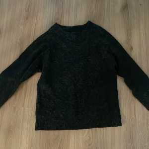 Svart stickad tröja från Vero Moda - Mysig svart stickad tröja från Vero Moda i storlek XS. Skulle säga att den är lite grå/svart. Men annars super fin och skriv om ni har några frågor