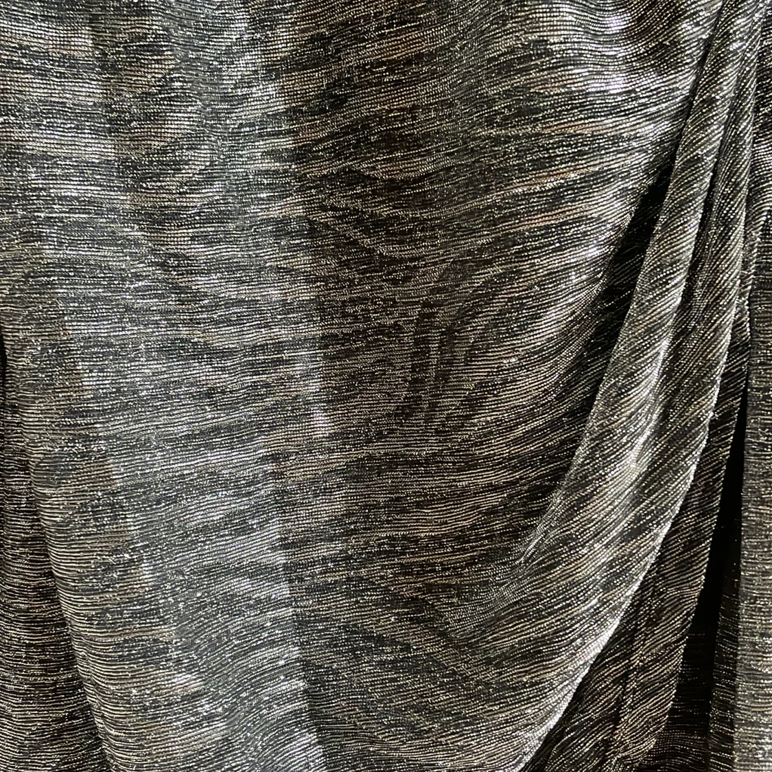 Glittrig silver omlottklänning - 3