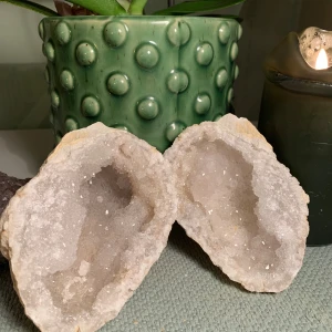 Glittrig vit kalcit geod  - En mycket vacker kalcitgeod som glittrar magiskt✨  Naturlig hålighet i sten som är fylld med vackra kristaller av kalcit.  😇 564 gram  ⭐️ 11x6 cm  💕 Priset gäller för 2 delarna   Kalcit förknippas med helande, klarhet och transformation. Den hjälper till att frigöra gamla energier och öppna upp för ny inspiration. En geodform sägs dessutom förstärka energiflödet och skapa harmoni i hemmet.