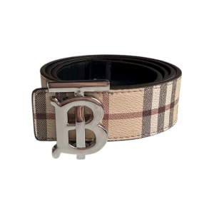 Burberry bälte - Helt ny burberry bälte. Oanvänd. Fraktar inom 24 timmar. Bästa kvalité ute på marknaden. Storlek 110cm. Två sidig bälte