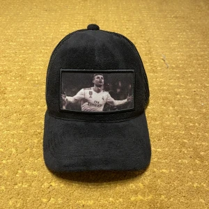 Velvetkeps Ronaldo  - Svart velvetkeps med Ronaldo på